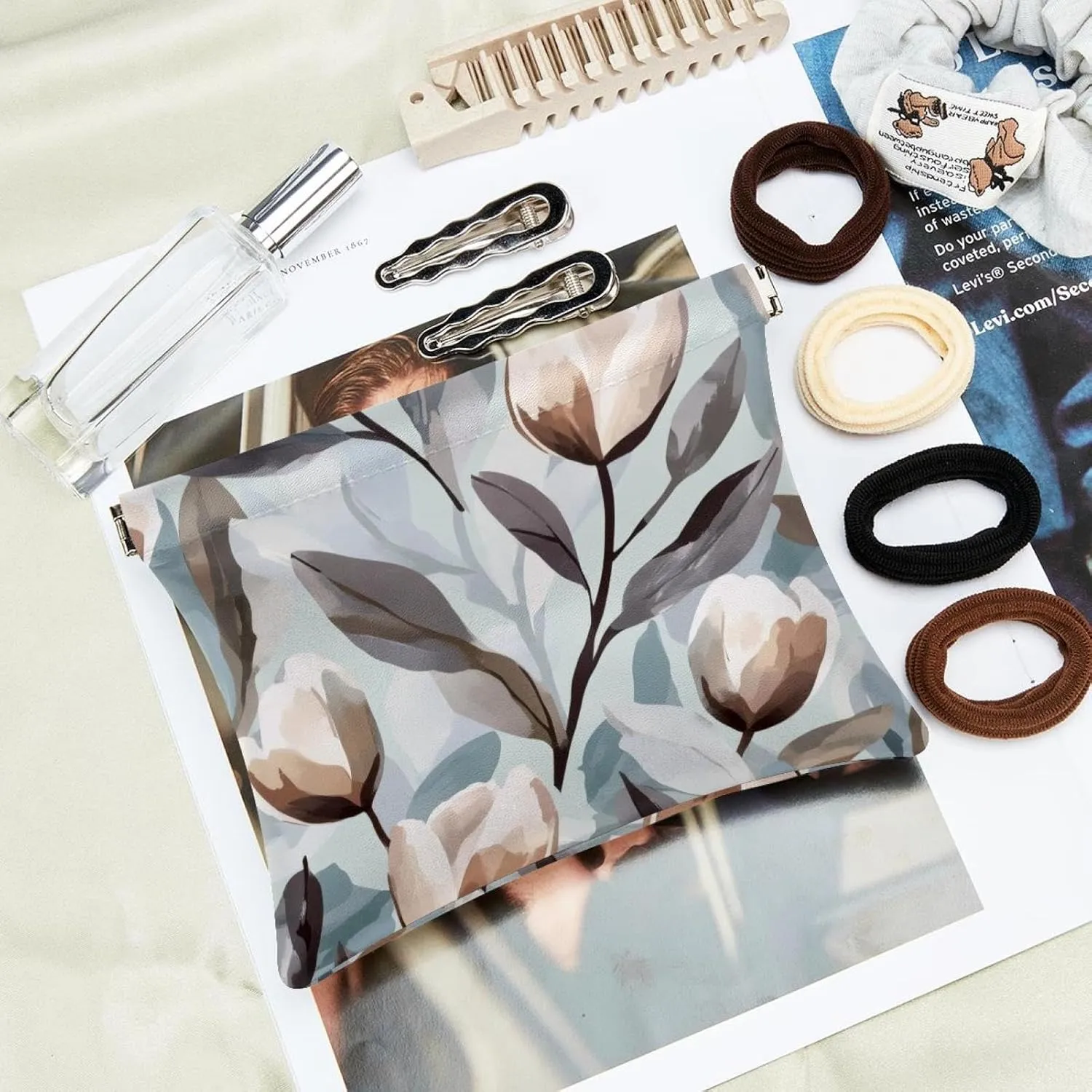 Grey White Abstract Tulip Flower Elegant Leaf Pocket Cosmetic Bag, Waterproof Squeeze Makeup Bag No Zipper Self-Closing, Portable Mini Travel Storage for Headphones Jewelry