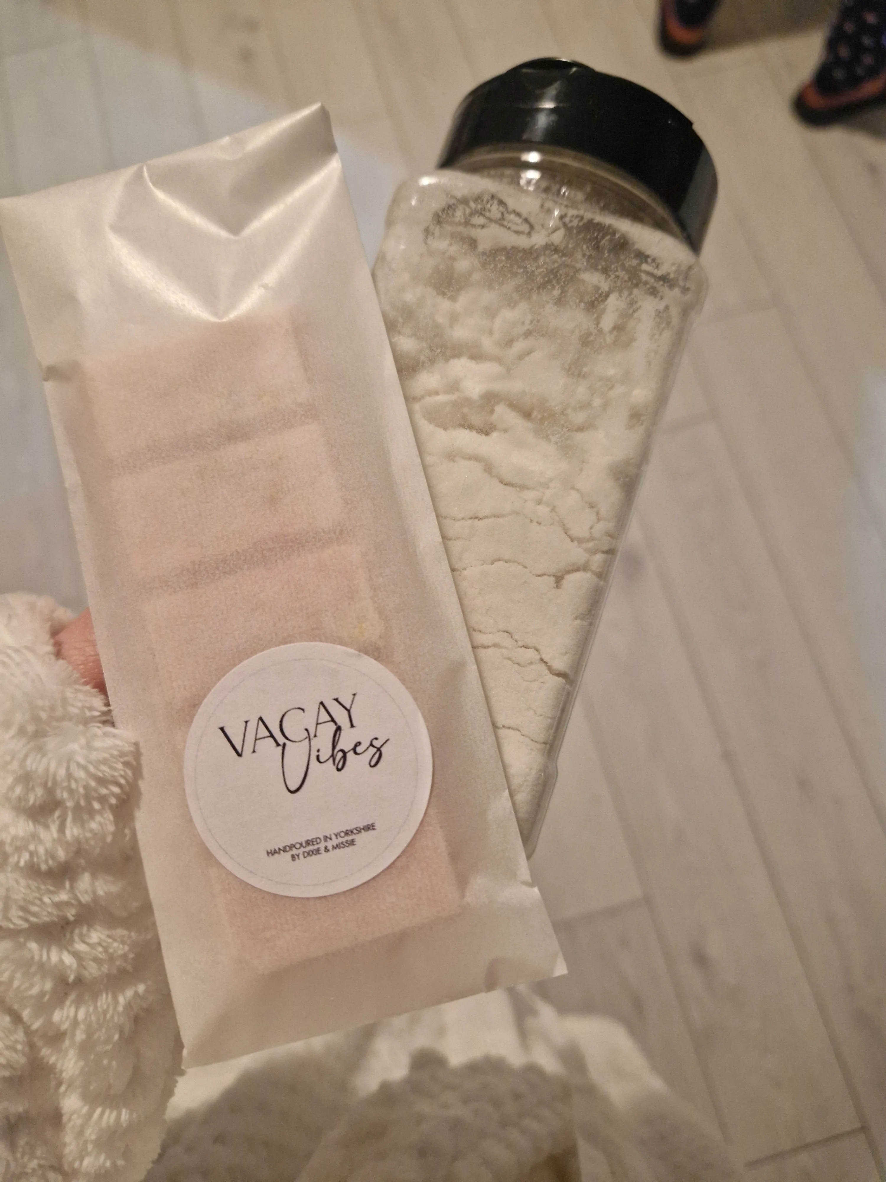 La Vie Est Belle Wax Melt Snap Bar, Luxury Perfume Simmering Granules and Carpet Freshener, Strong Scented Home Wax