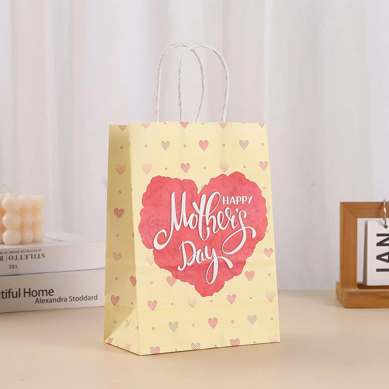 piqiya 24pcs Mother's Day Gift Bags,Kraft Paper Gift Bags with Floral Heart Design,Mother's Day Party Bags,8.2x5.9x3.1 Inches